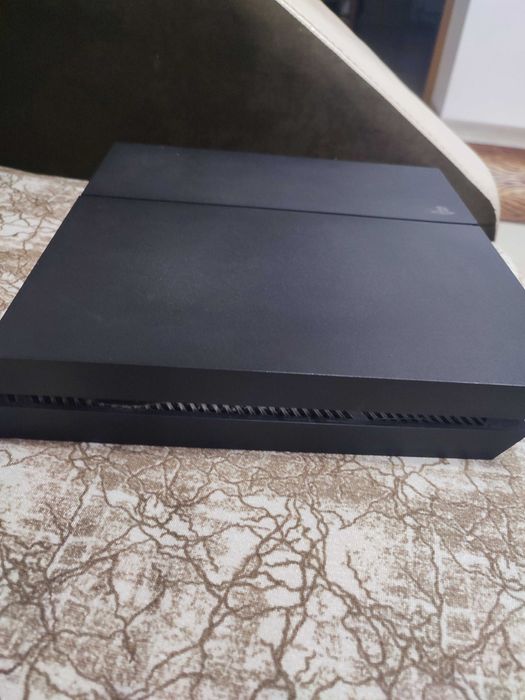 Продавам PS 4 в отлично състояние.