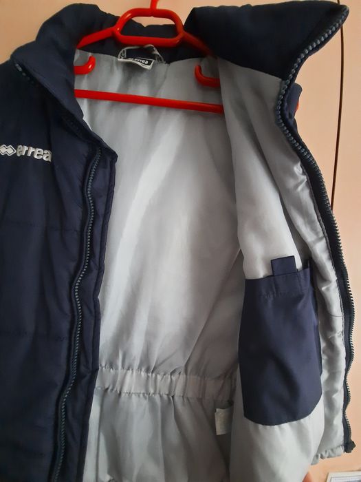 Vestă impermeabilă toamnă/iarnă cu glugă,mărimea M,buzunare cu fermoar