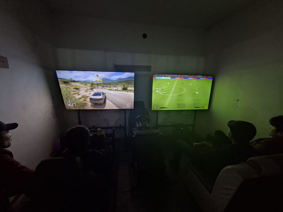 PlayStation 4+qoʻshimcha  pultlari, avtosimulyator,pastavka, televizor