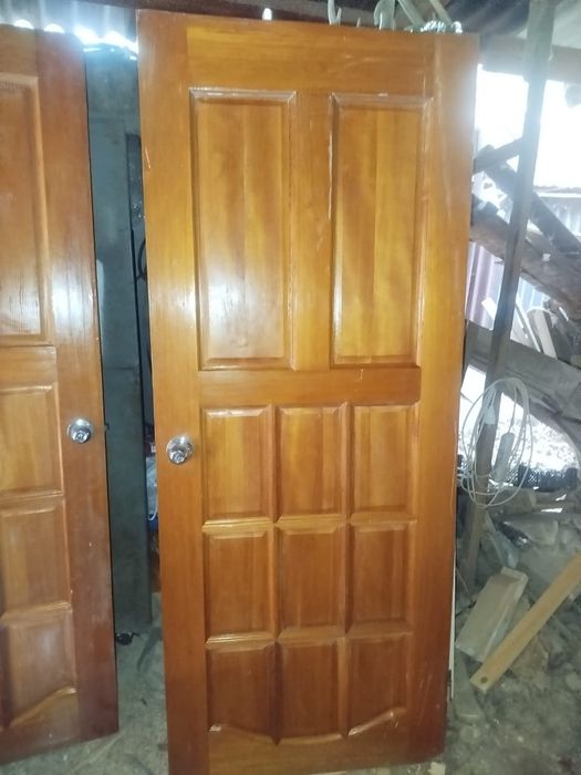 Двери для дома из дерева