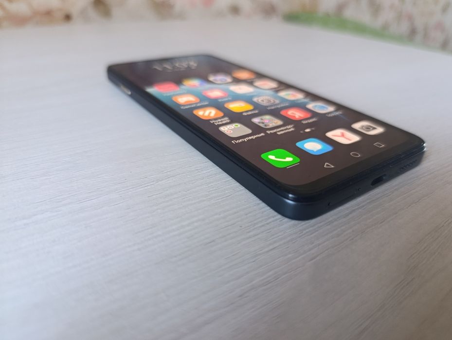 Телефон HUAWEI 8/256.