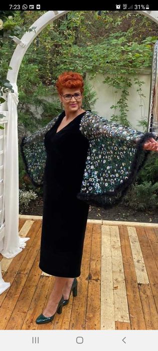 rochie de catifea neagra cu maneci ample