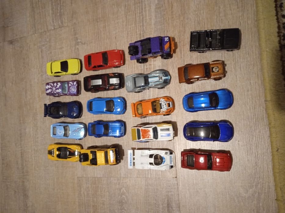 Продавам колички Hot wheels main line и silver series