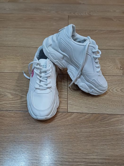 Дамски сникърси.