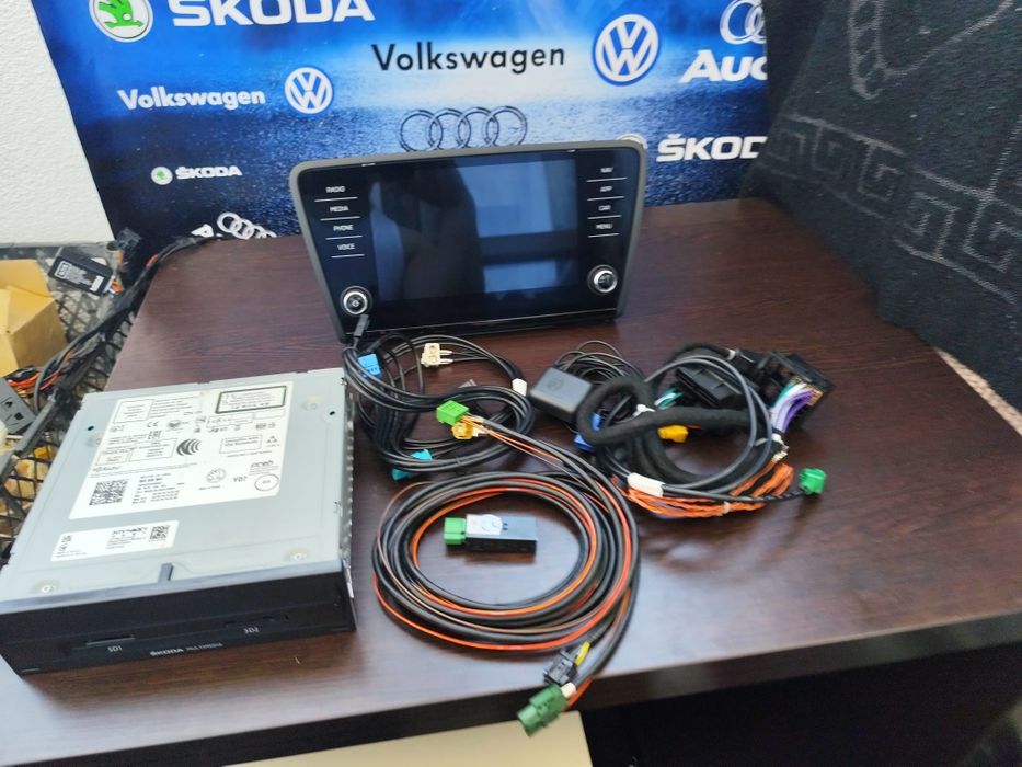 Vând navigație mib2 display+ unitate+ camera oem spate Skoda Carplay A