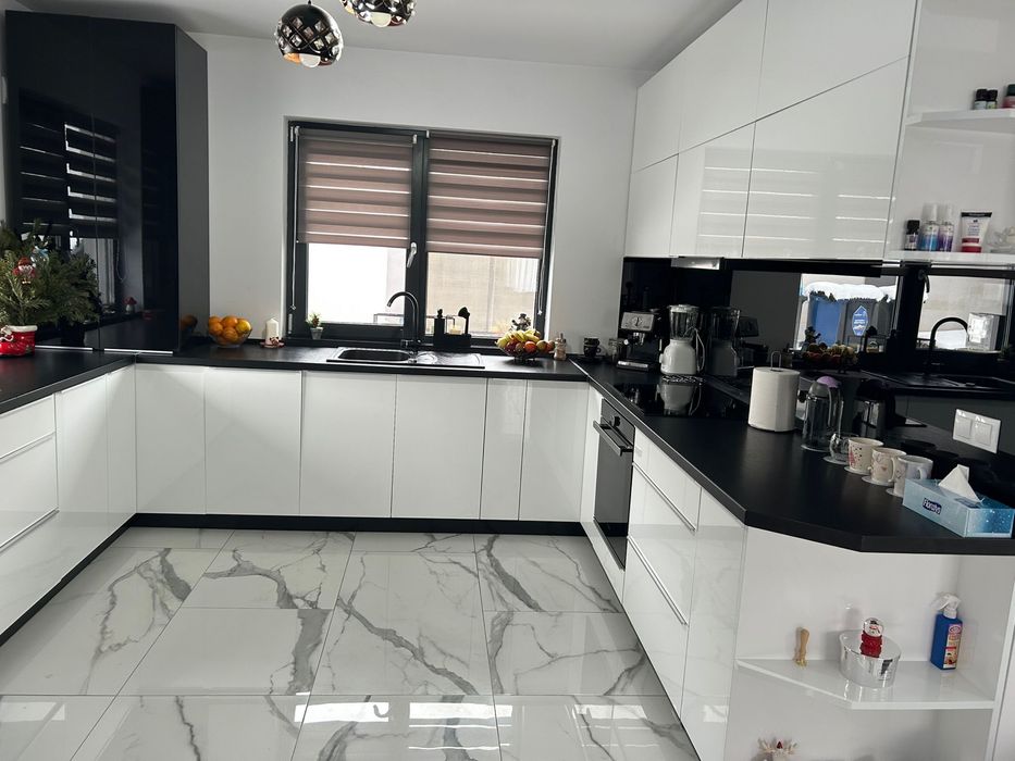 Inchiriez casa in dezmir