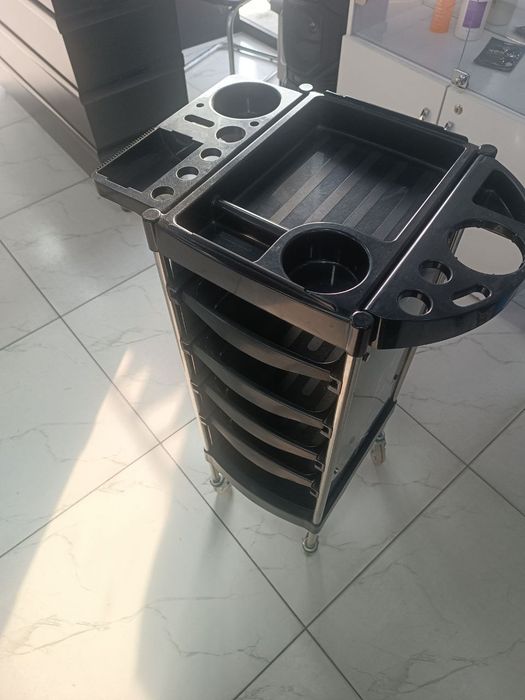 Продаётся комплект кресло парикмахера,зеркало,помощница