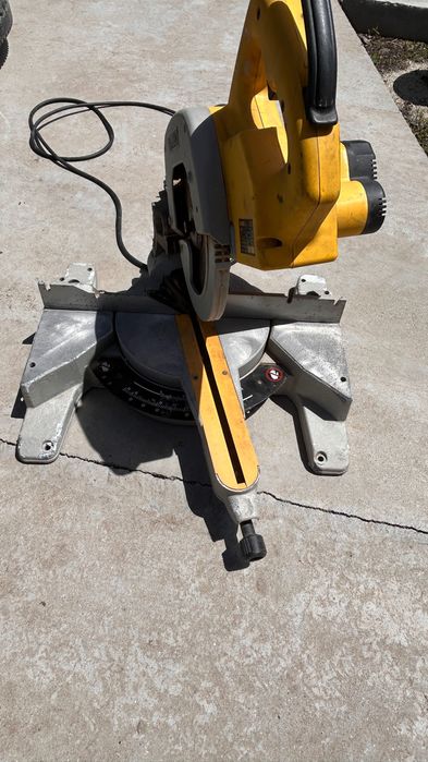 Настолен циркуляр DEWALT