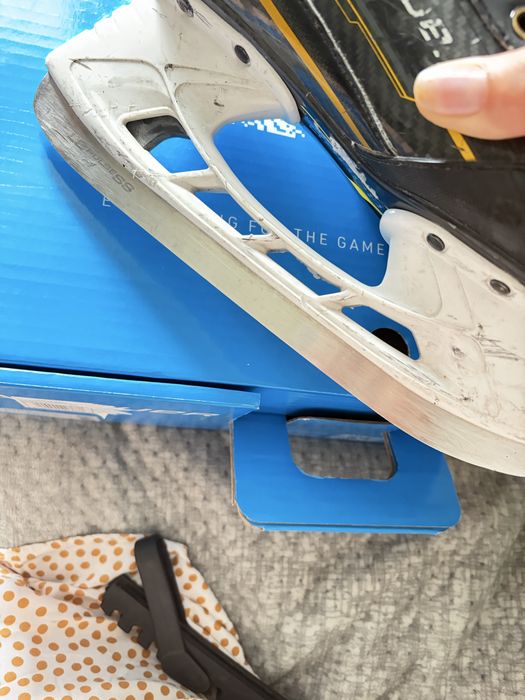 Продам коньки хоккейные bauer m5 pro