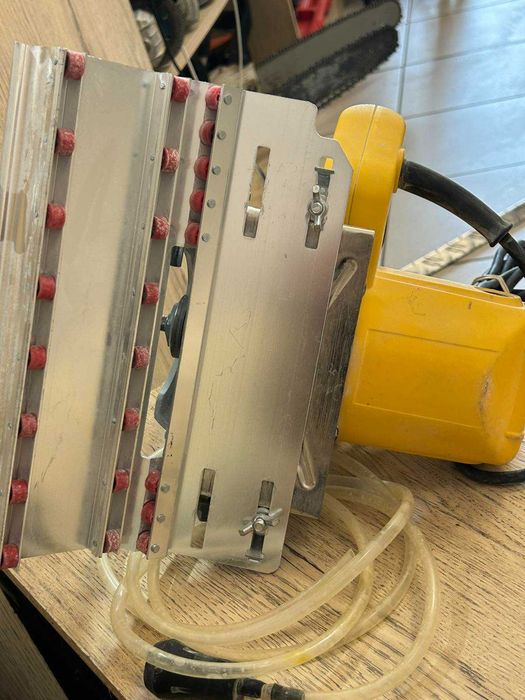 Ръчен циркуляр за рязане на плочки DeWALT DWC410