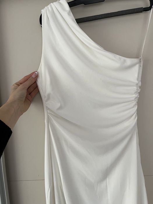 Бяла дълга рокля