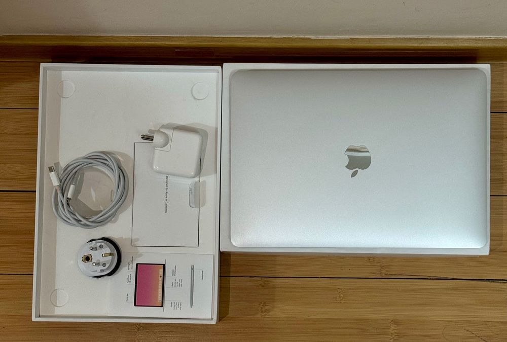 MacBook Air M1 (256gb) 100%