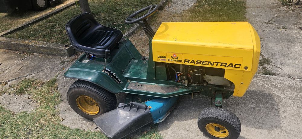 Tractoras de tuns iarba marca  Rasentrac
