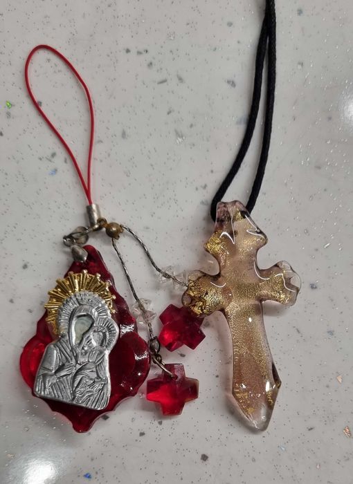 Посребрена икона на св. Богородица и кръст от епоксидна смола смола