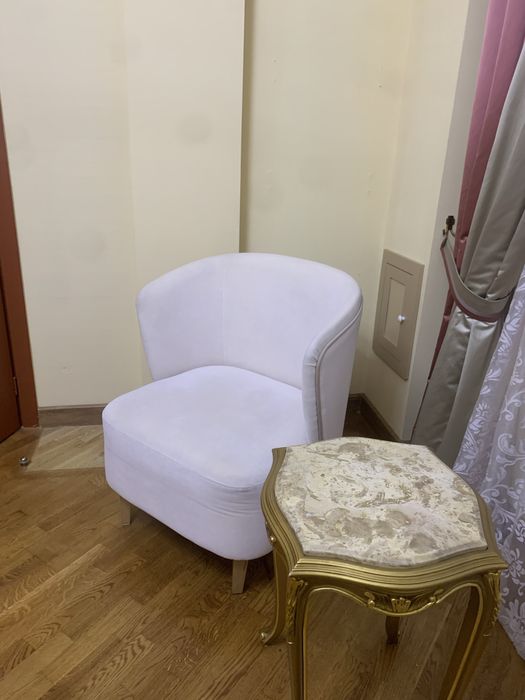 Кресло бежевая удобная.