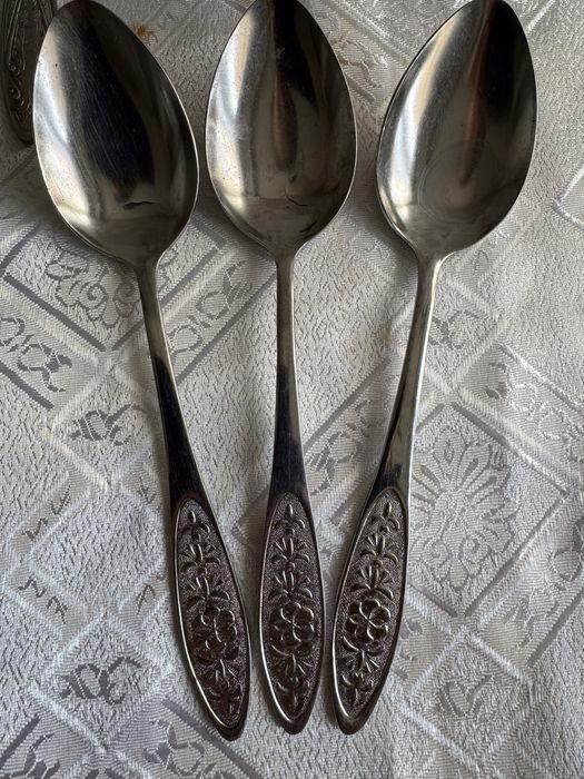 Советские ложки из нержавейки с узорами на ручках.