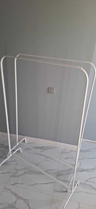 Метални стойки за дрехи