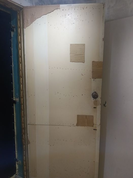 продам деревянную дверь