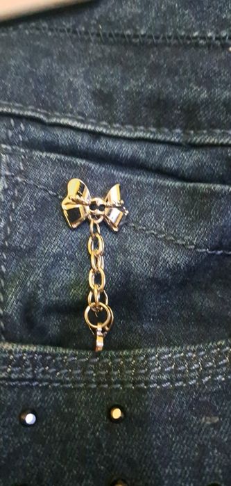 Blugi cu pietre negre