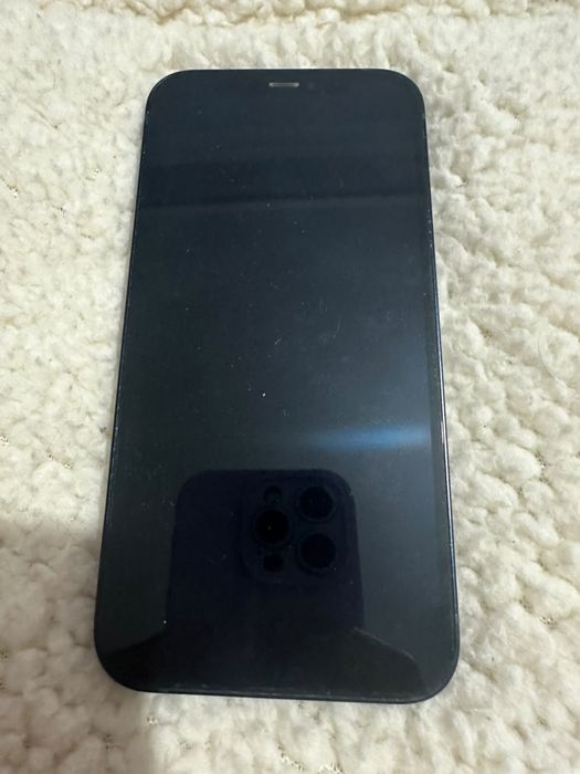 iPhone 12 64 GB. Батерия 89%. В перфектно състояние.