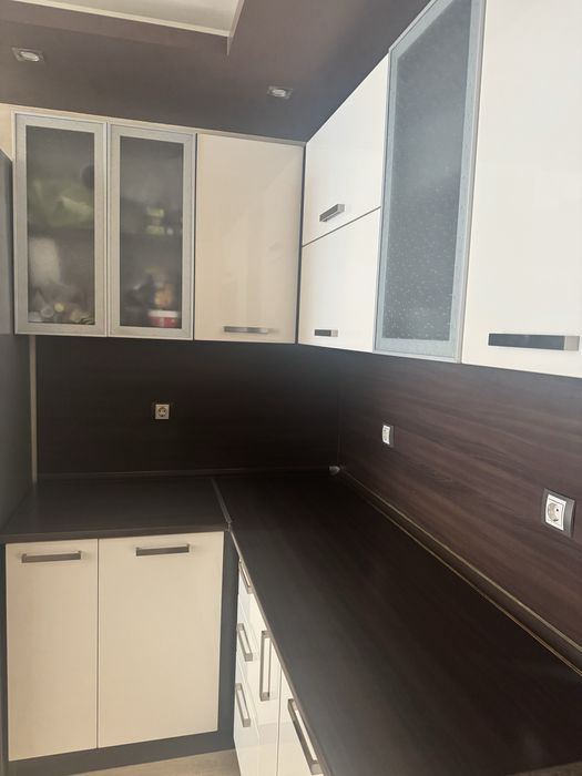 Кухня с фурна, котлон и аспиратор