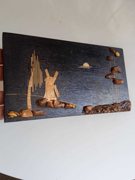 Картина с балтийски кехлибар на дърво 10*18 см