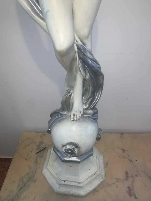 Veioza de podea statuie