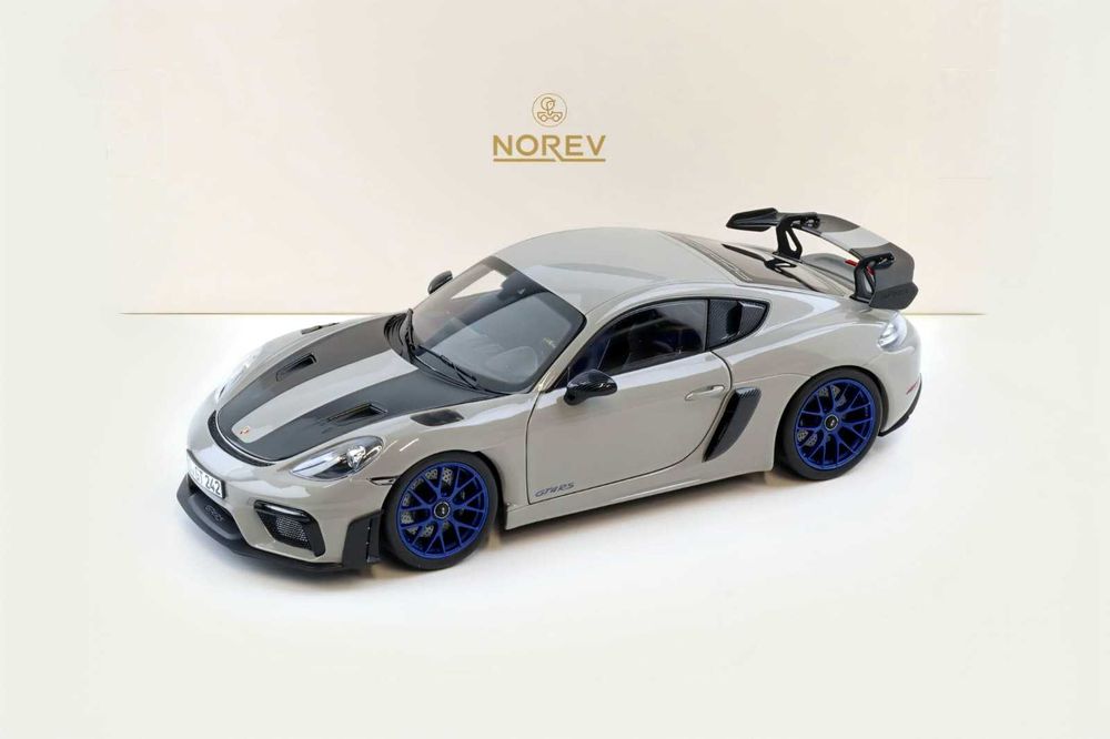 Macheta Porsche Cayman GT4 RS cu Weissach Pack 1:18 Norev