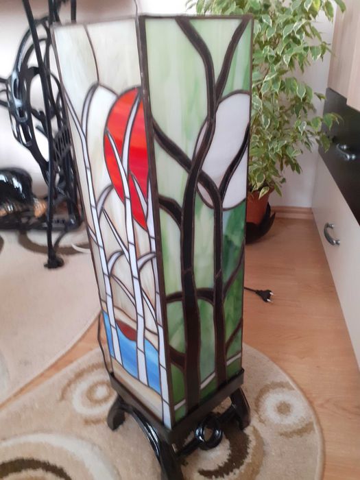 Lampa de podea sí o veioza superba.