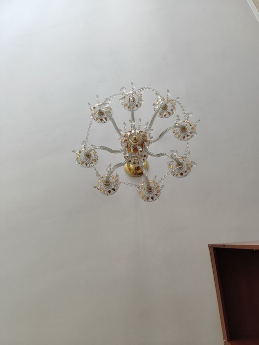 Продам люстру  на 8 лампочек