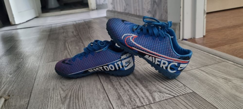 Детские спортивные бутсы