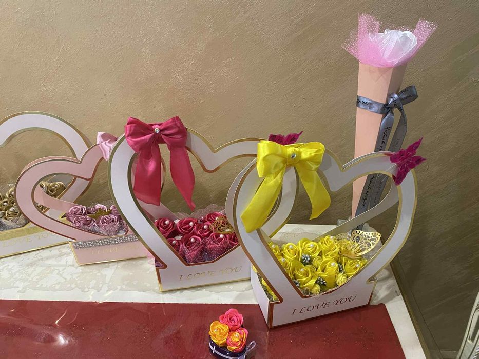 Ръчно изработени сатенени рози в кутия във формата на сърце