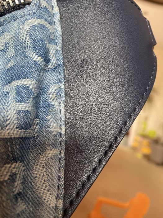 Чанта за кръста на Guess, комбинация дънков плат и кожа