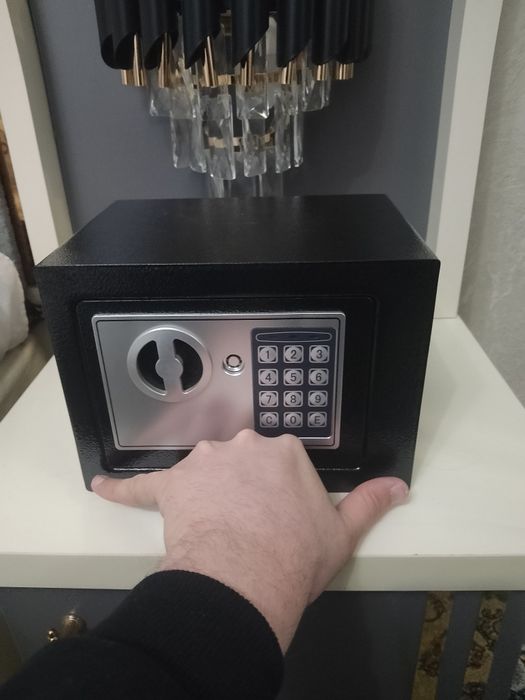 Мини сейф. Размеры 23х17х17