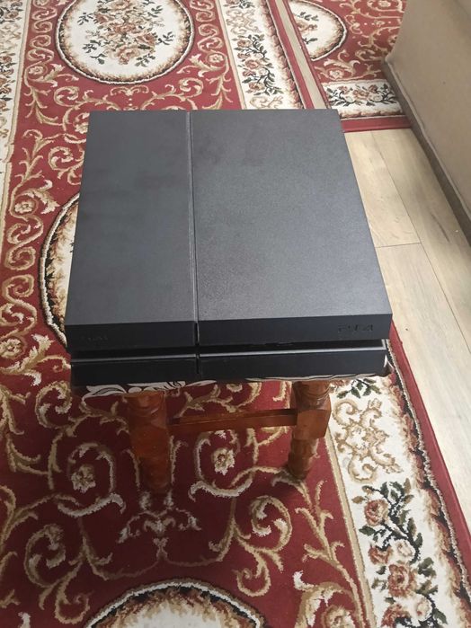 Vând PS 4 pro 1 controller