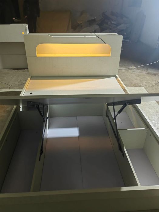 Двуспальная кровать