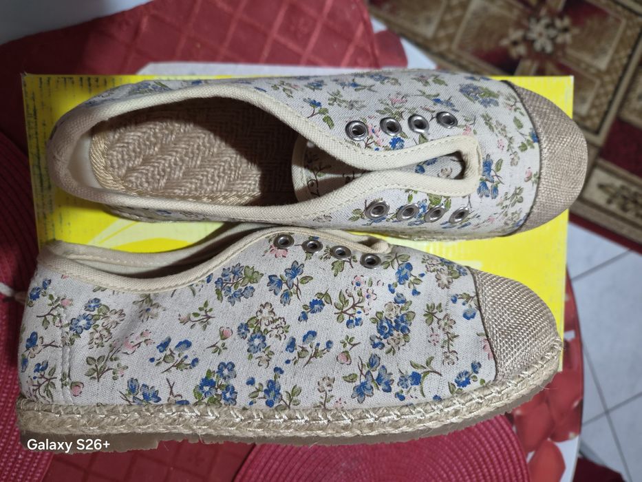 Teniși noi cu design floral