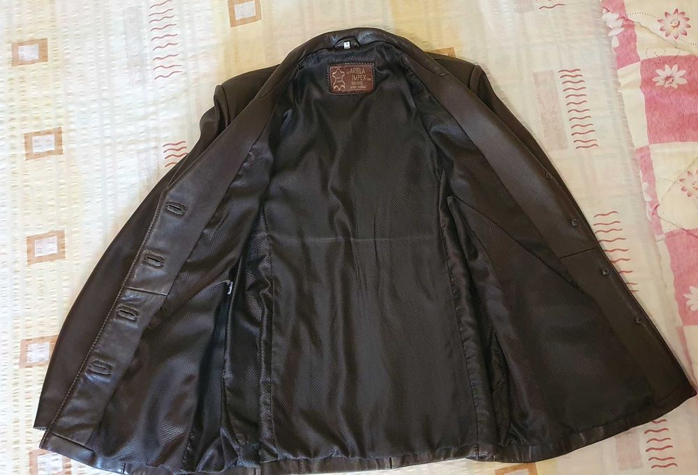 Vând haină de damă din piele naturală maro, românească, NEPURTATĂ