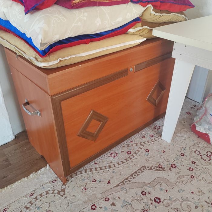 С у н д у к  и с т о л ы