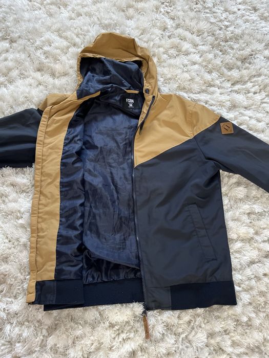 Jacheta/Geaca cu gluga impermeabila marimea S-M (ca noua)