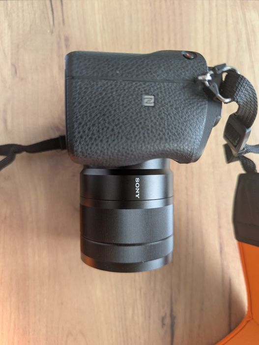 Продавам фотоапарат Sony A6300 с обектив Sony Carl-Zeiss 16-70mm f/4 OSS