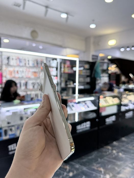 iPhone Air white gold