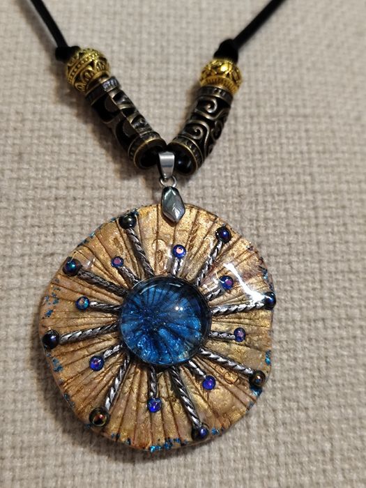 Арт Колие уникат , което допълва вашия стил.