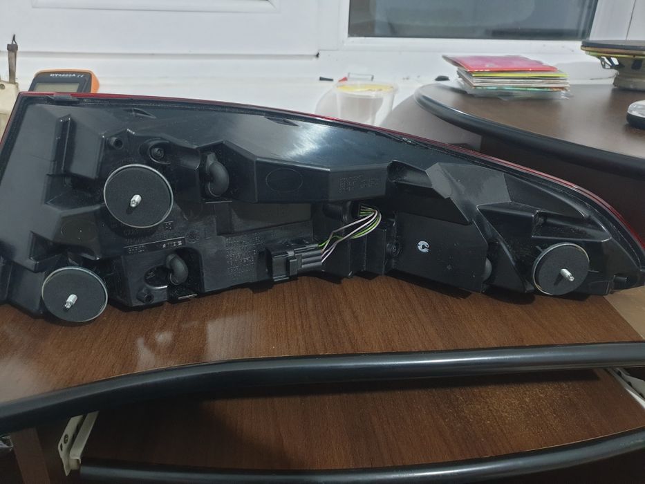 Vând tripla jaguar xf 2010 ,produs original necesita polish sticlă