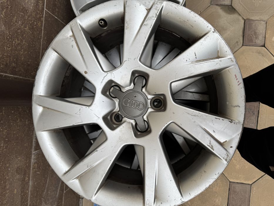 Продаю оригинальные литые диски Audi R17