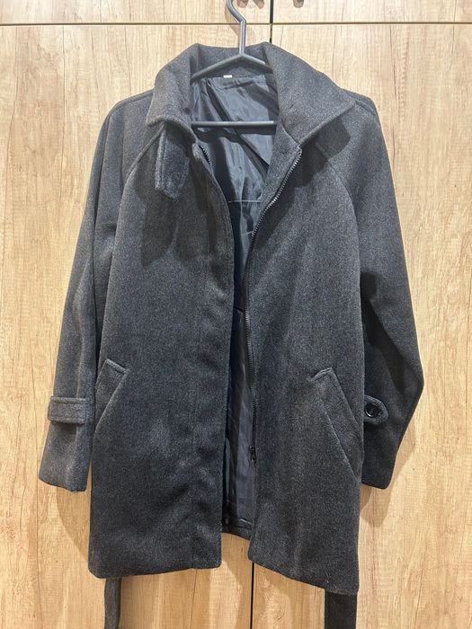 Тъмно сиво палто