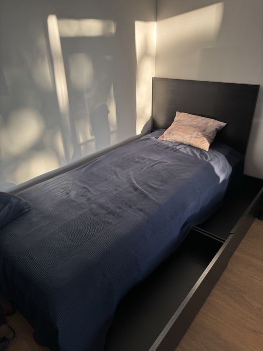 Pat single IKEA MALM negru cu depozitare + saltea inclusă (90x200 cm)