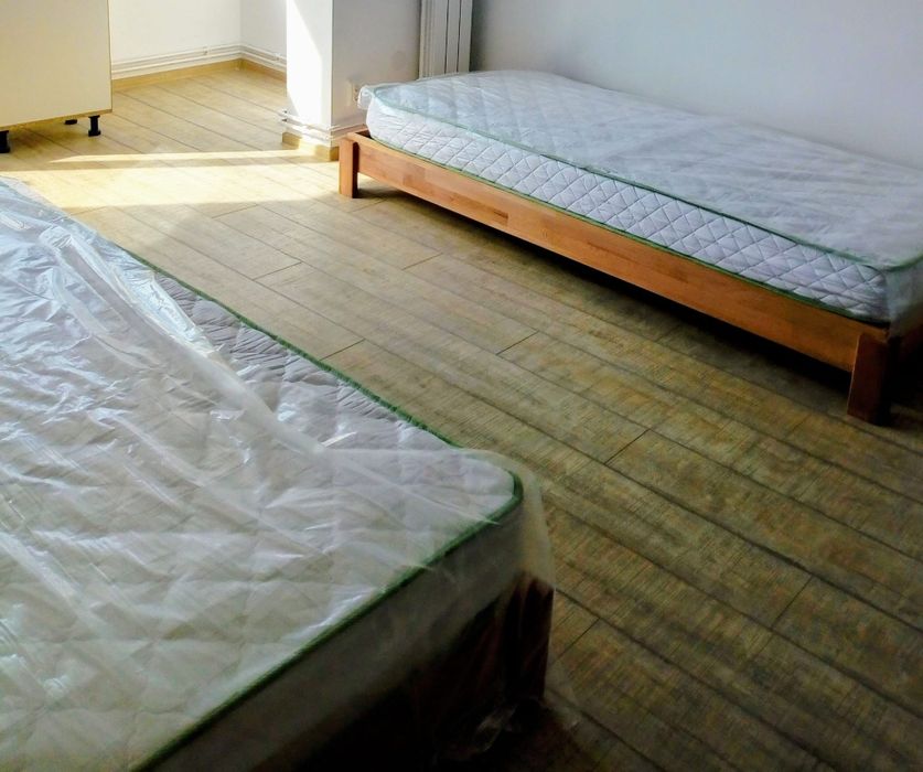 Doua paturi de lemn de 90/200 + somiere reglabile