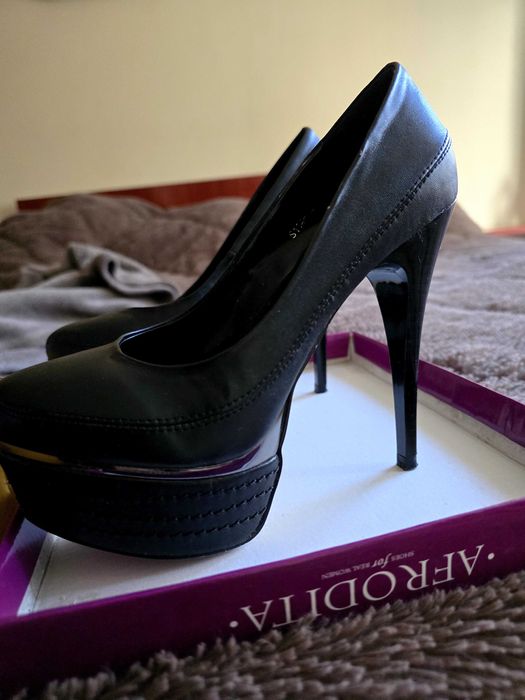 Pantofi cu toc înalt