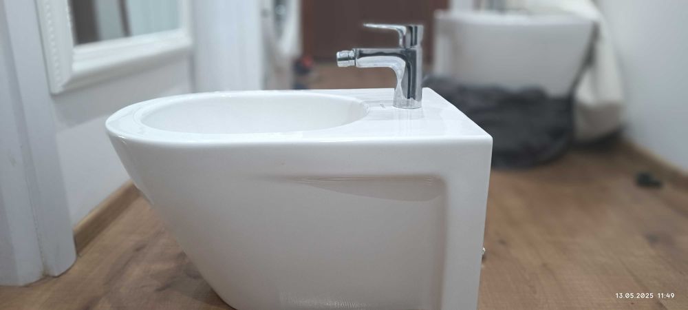 Две нови бидета, комплект със смесител.